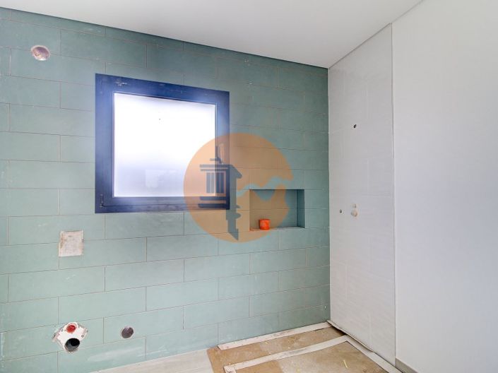 Image No.18-3 Bed House for sale