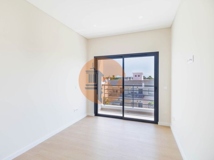 Image No.21-3 Bed Apartment for sale