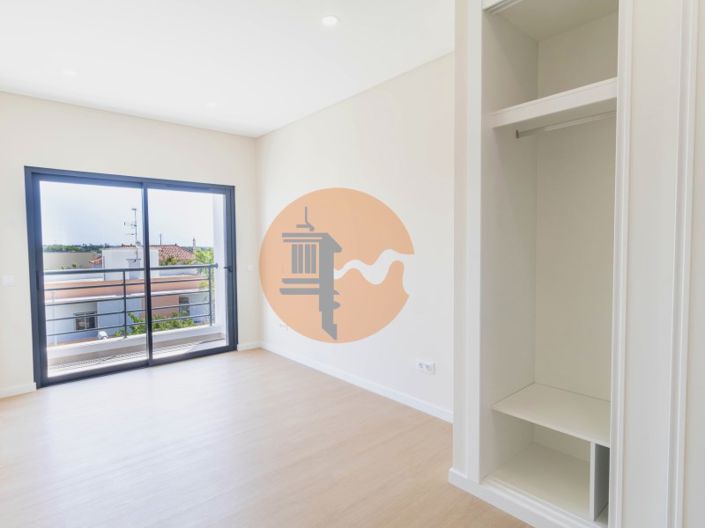 Image No.25-3 Bed Apartment for sale