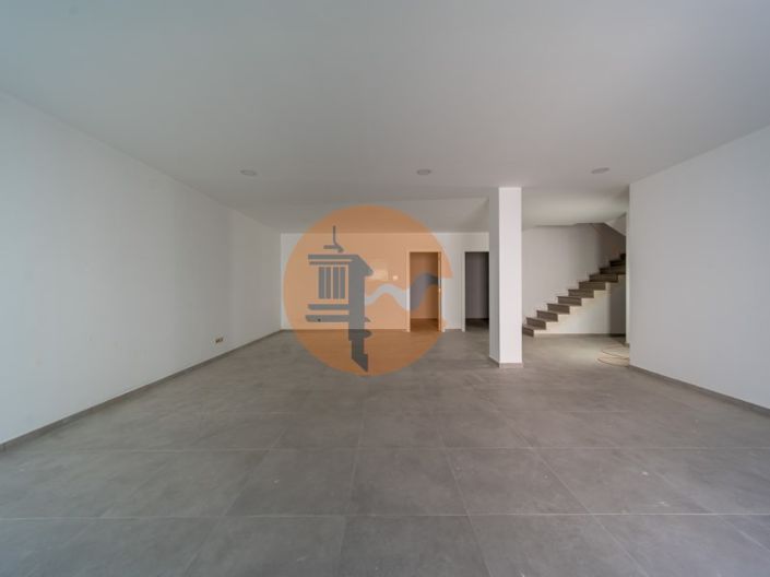 Image No.18-3 Bed House for sale