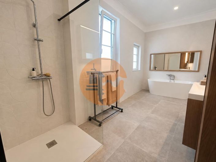 Image No.20-4 Bed House for sale