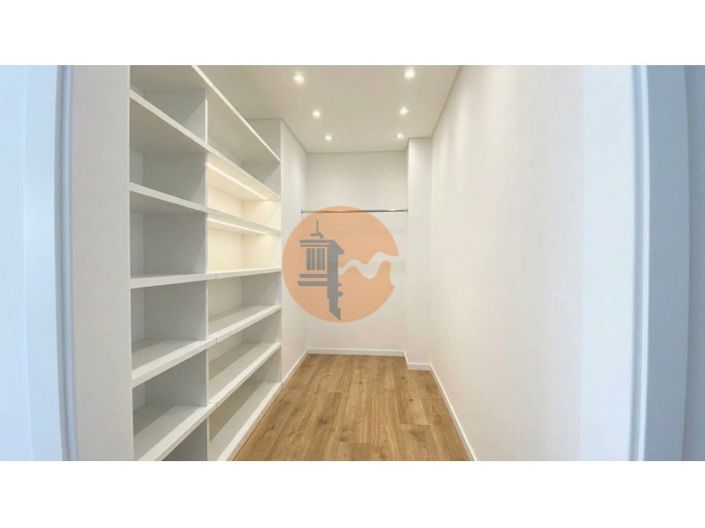 Image No.18-4 Bed House for sale