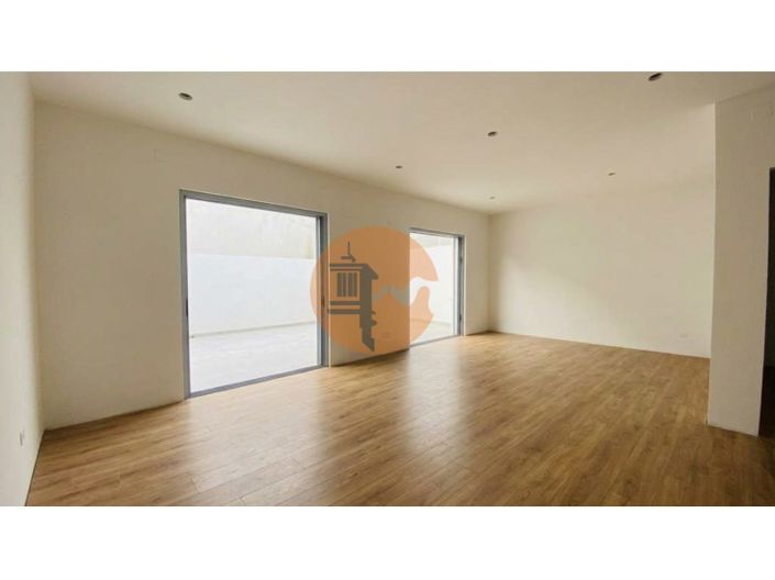 Image No.2-4 Bed House for sale