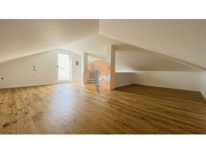 Image No.9-4 Bed House for sale