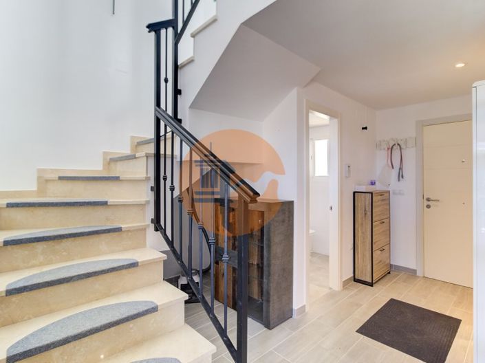Image No.19-3 Bed House for sale