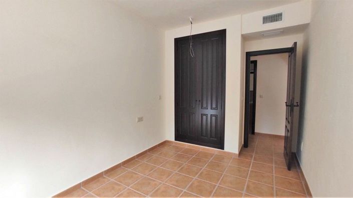 Image No.21-3 Bed House for sale