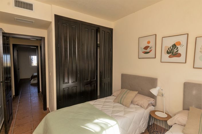 Image No.10-3 Bed House for sale