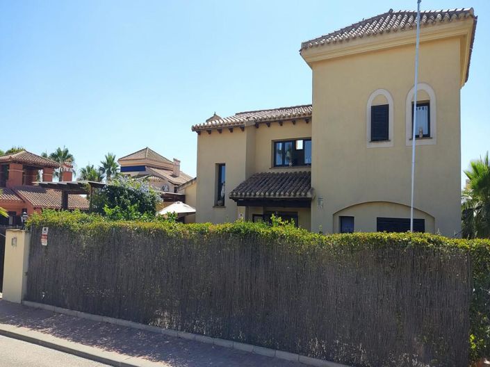 Image No.10-3 Bed House for sale