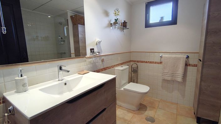 Image No.15-3 Bed House for sale