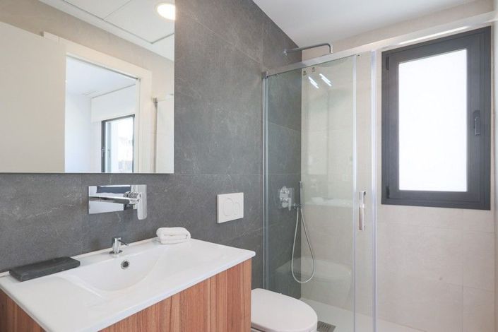 Image No.10-3 Bed House for sale