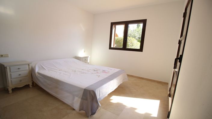 Image No.12-2 Bed House for sale