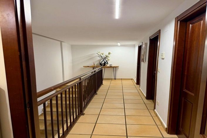 Image No.10-3 Bed House for sale