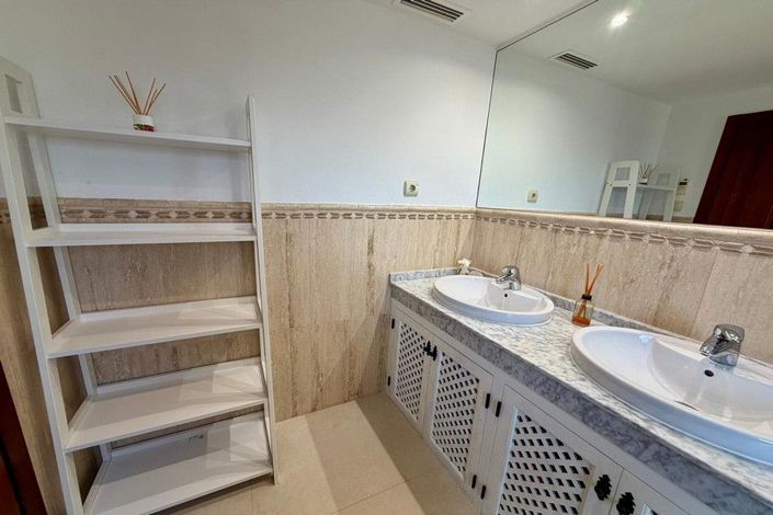 Image No.17-3 Bed House for sale