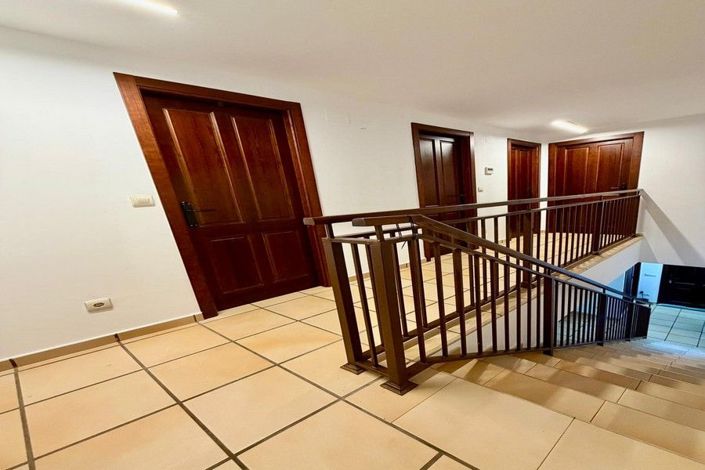 Image No.18-3 Bed House for sale