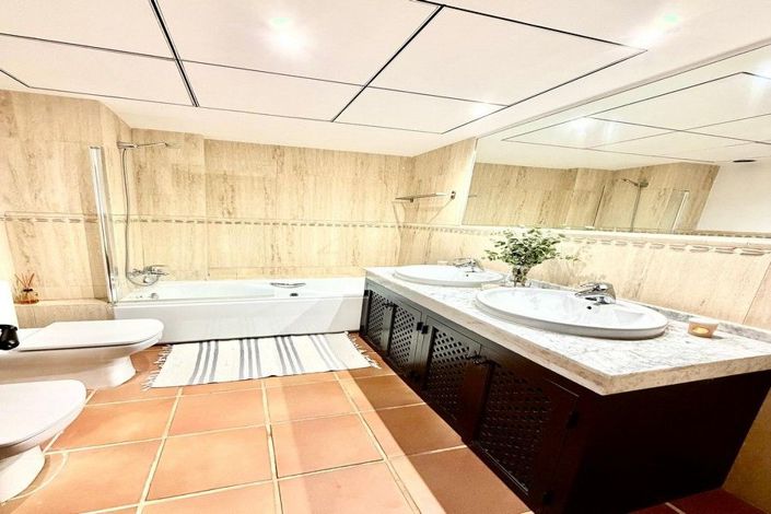 Image No.20-3 Bed House for sale