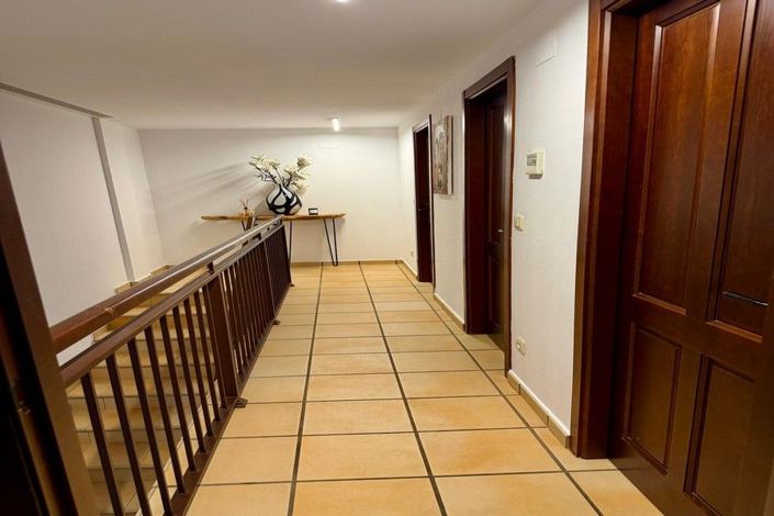 Image No.8-3 Bed House for sale