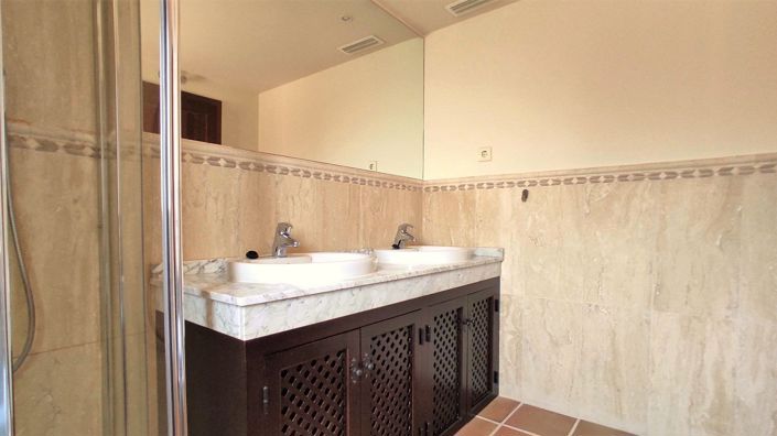 Image No.15-3 Bed House for sale