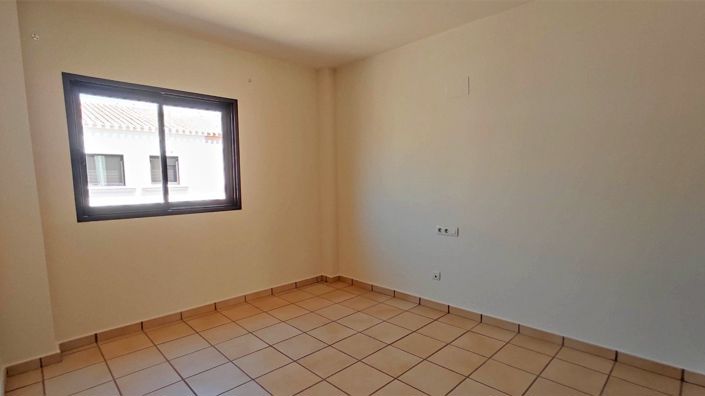 Image No.18-3 Bed House for sale