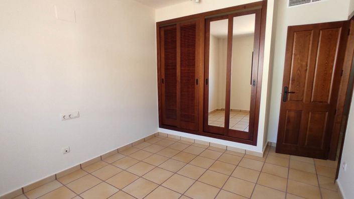 Image No.19-3 Bed House for sale
