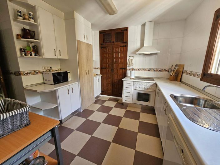 Image No.12-6 Bed Villa for sale