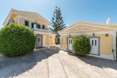 Villa de 4 chambres à vendre à Lagos