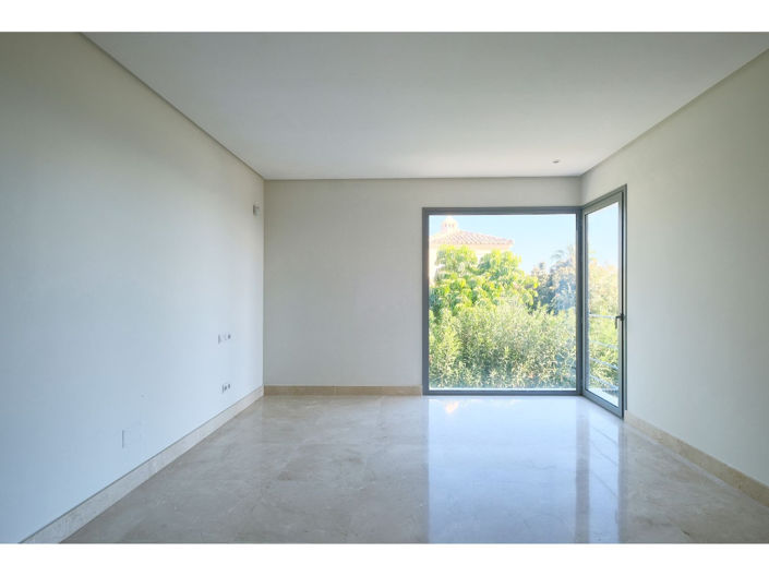 Image No.18-4 Bed House for sale