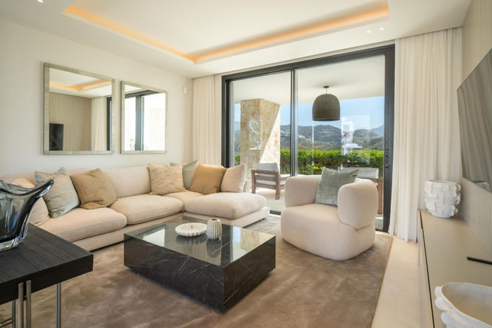 Image No.8-8 Bed House for sale