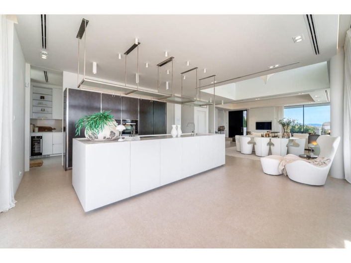 Image No.8-6 Bed House for sale