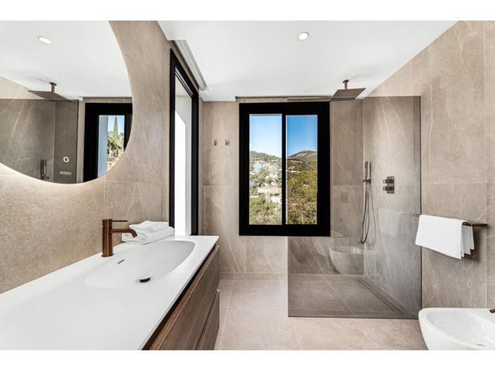 Image No.3-6 Bed House for sale