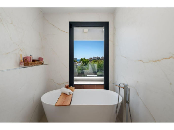 Image No.25-4 Bed House for sale