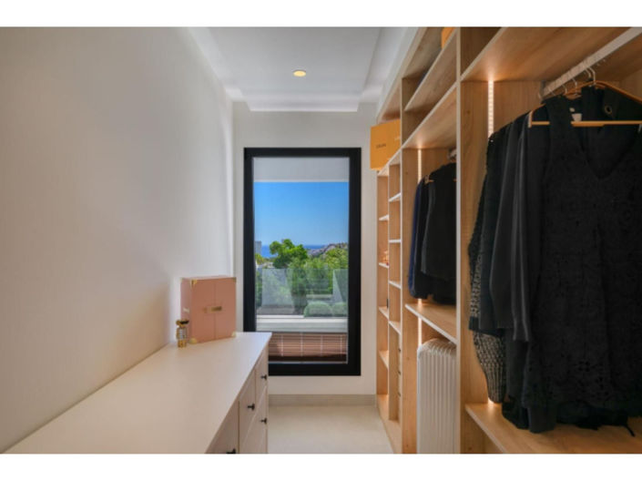 Image No.26-4 Bed House for sale