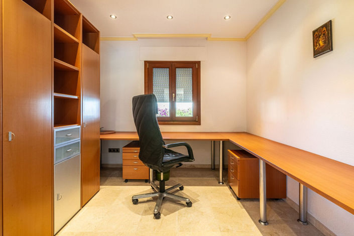 Image No.18-5 Bed House for sale