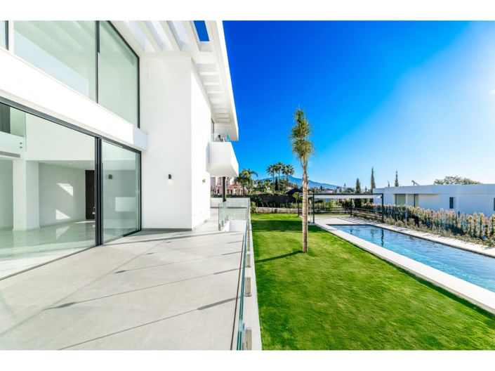 Image No.18-6 Bed House for sale