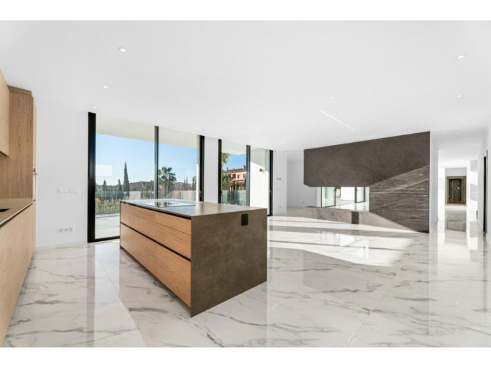 Image No.4-6 Bed House for sale
