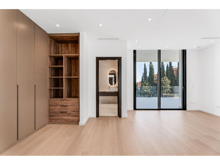 Image No.5-6 Bed House for sale
