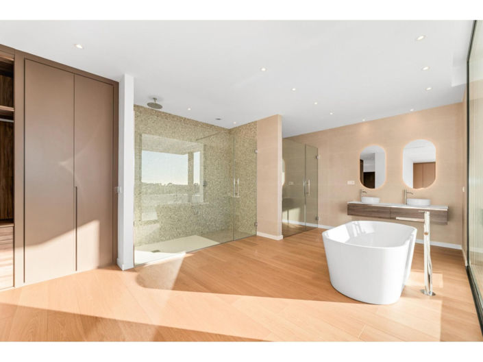 Image No.6-6 Bed House for sale