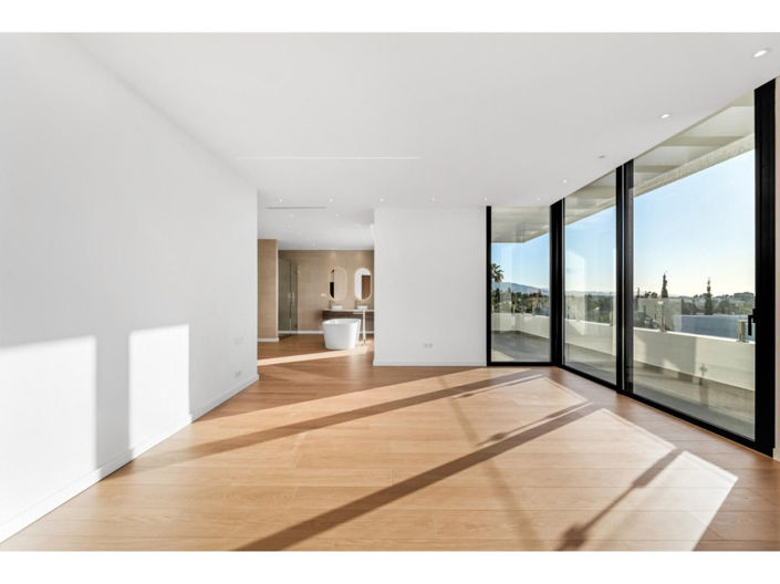 Image No.8-6 Bed House for sale