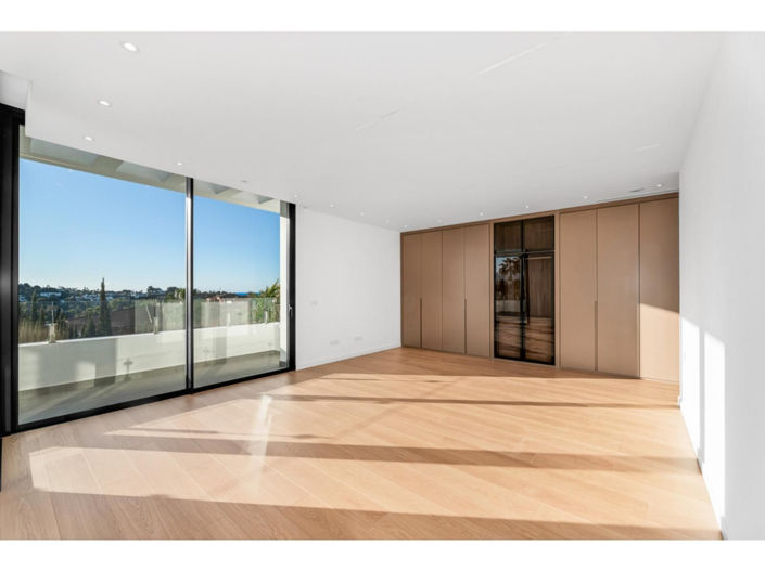 Image No.9-6 Bed House for sale