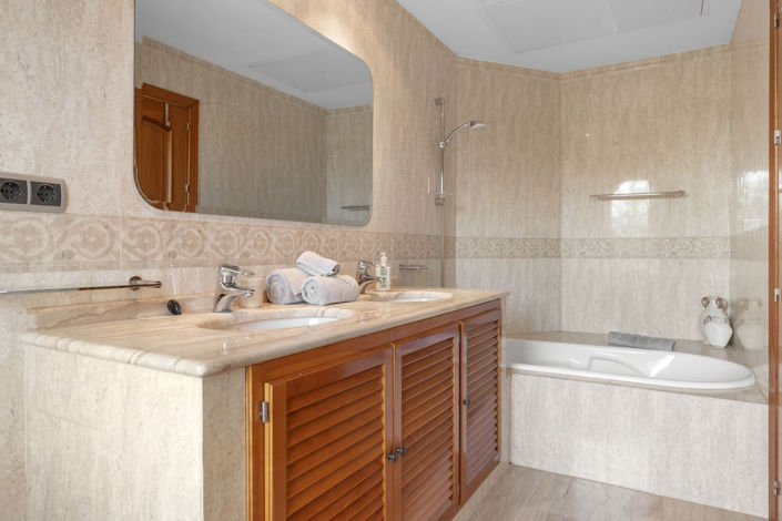 Image No.15-5 Bed House for sale