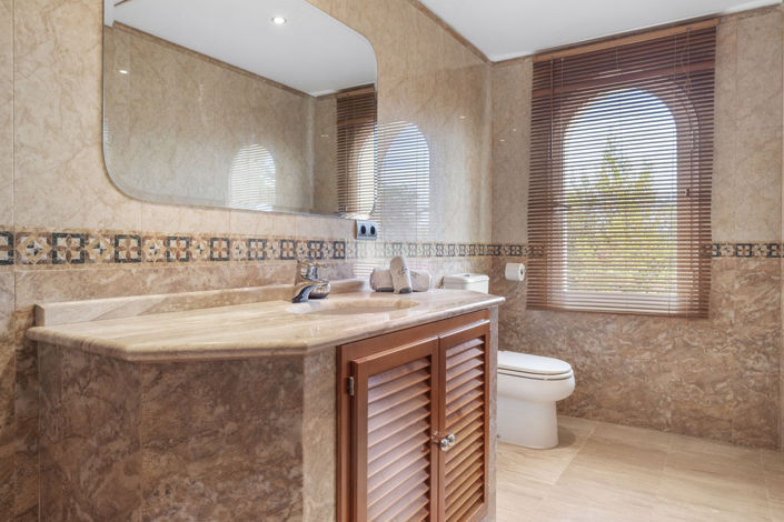 Image No.18-5 Bed House for sale