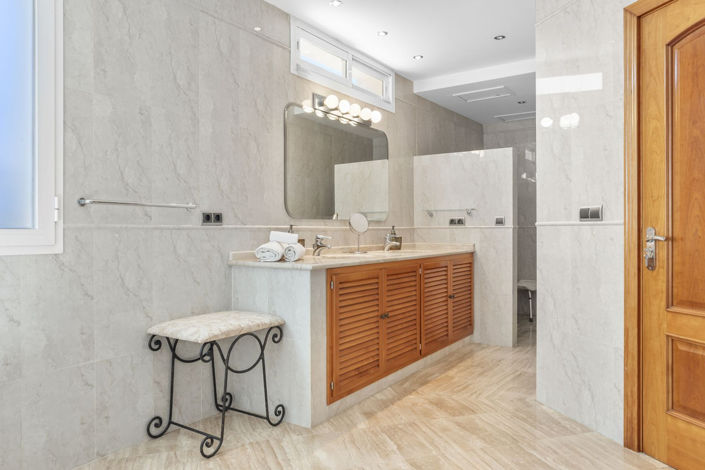 Image No.26-5 Bed House for sale