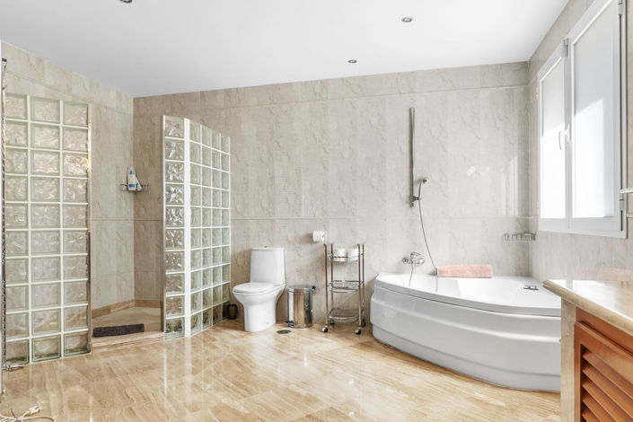 Image No.27-5 Bed House for sale