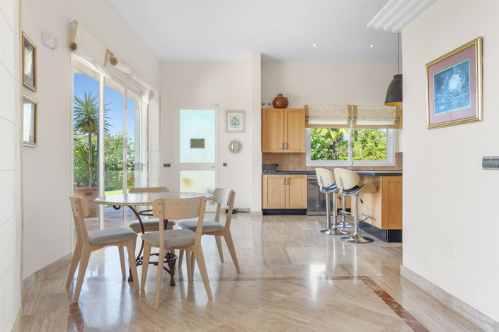 Image No.6-5 Bed House for sale