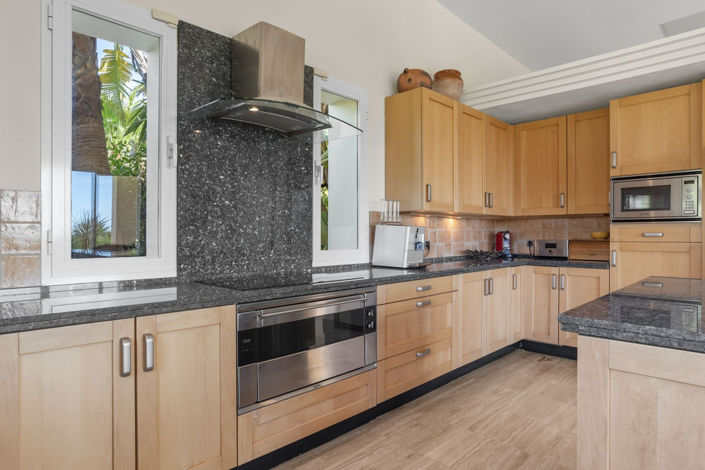 Image No.8-5 Bed House for sale