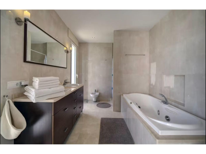 Image No.36-6 Bed House for sale