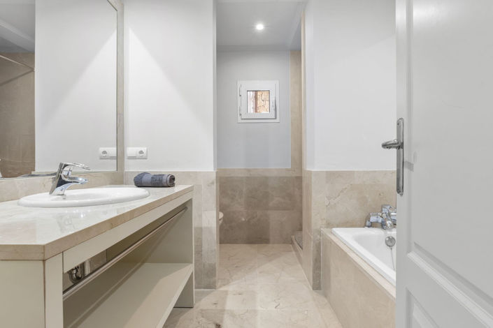 Image No.28-4 Bed House for sale