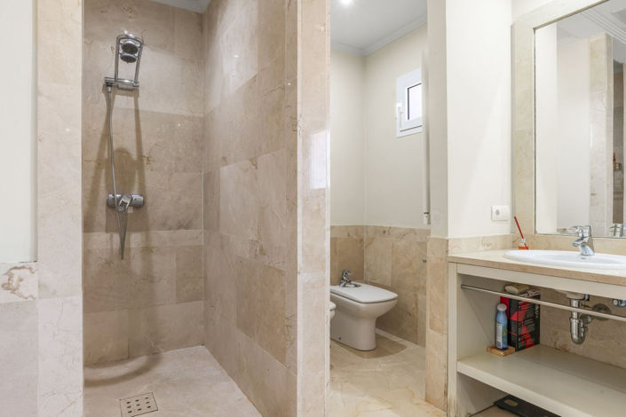 Image No.30-4 Bed House for sale