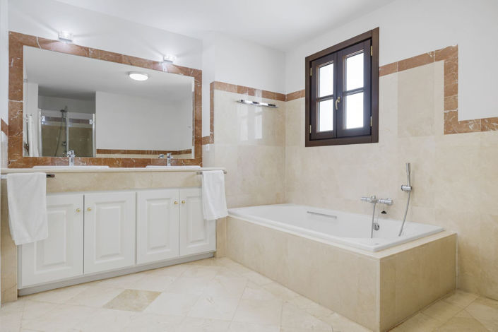 Image No.8-5 Bed House for sale
