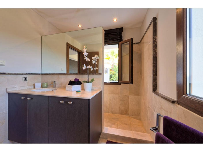 Image No.18-5 Bed House for sale