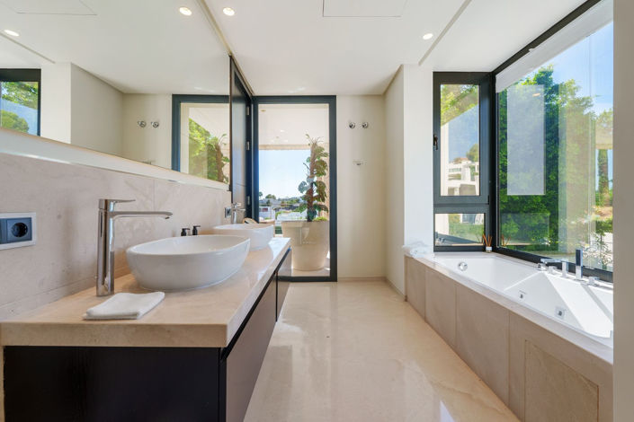 Image No.9-6 Bed House for sale